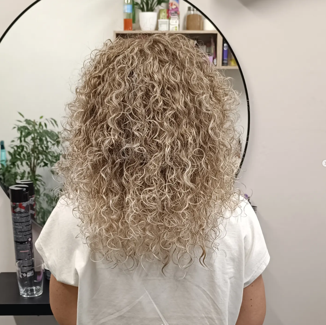 Světlé blond mikádo po střihu