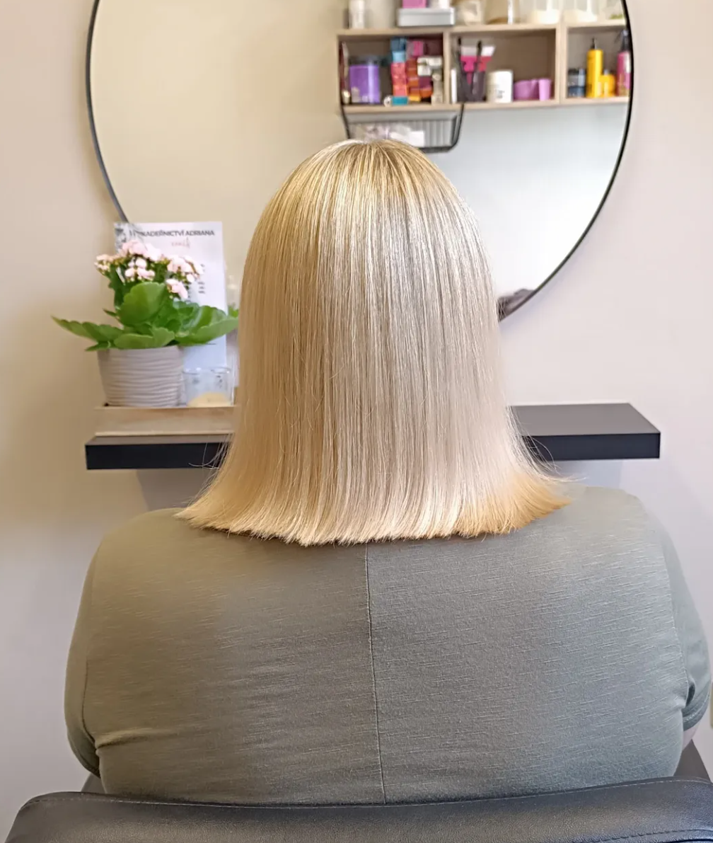 Světlé vlnité vlasy po návštěvě salonu